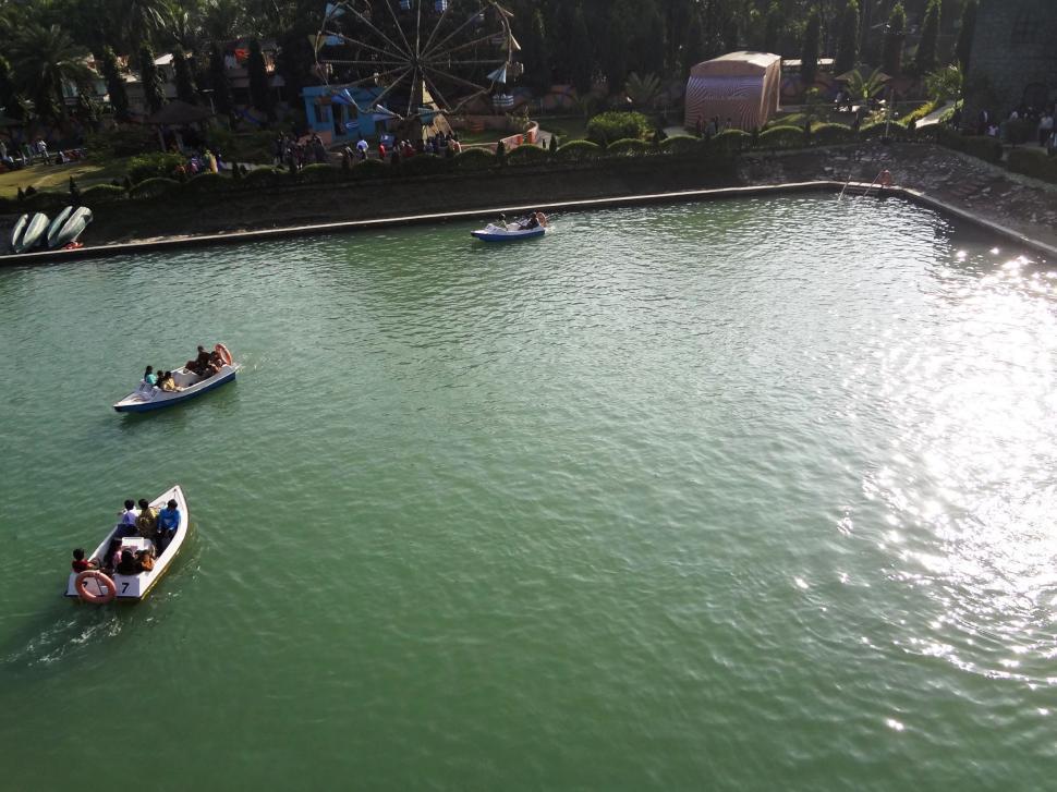 Free Image of Boating in Lake 