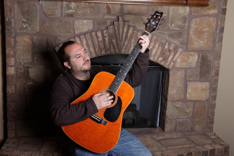 Free Image of Man playing guitar 