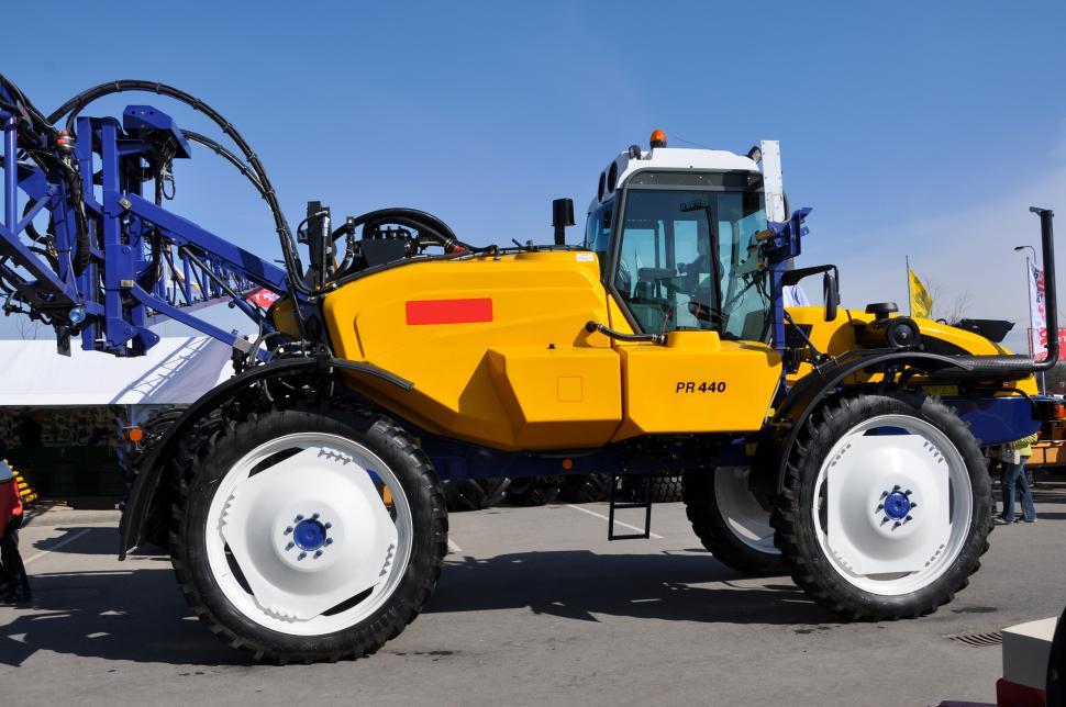 Free Image of Self-propelled sprayer 