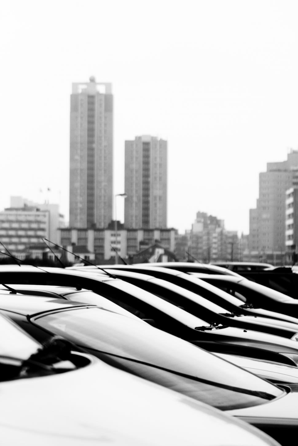 Free Image of Parked cars in city 