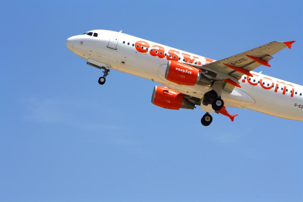 Free Image of Airliner takes off 