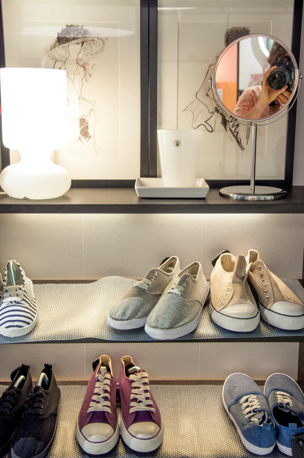 Free Image of closet with shoes 