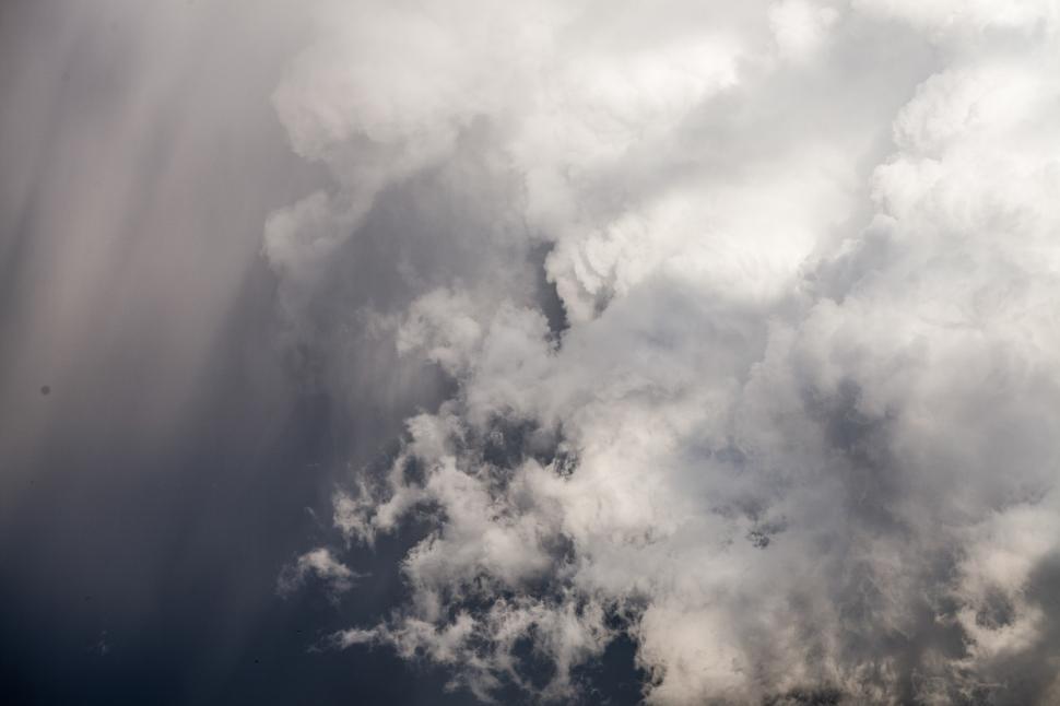 Free Image of Grey and white clouds 