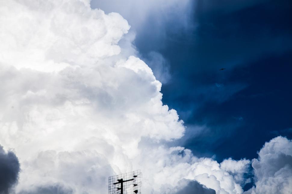 Free Image of Grey and white clouds 