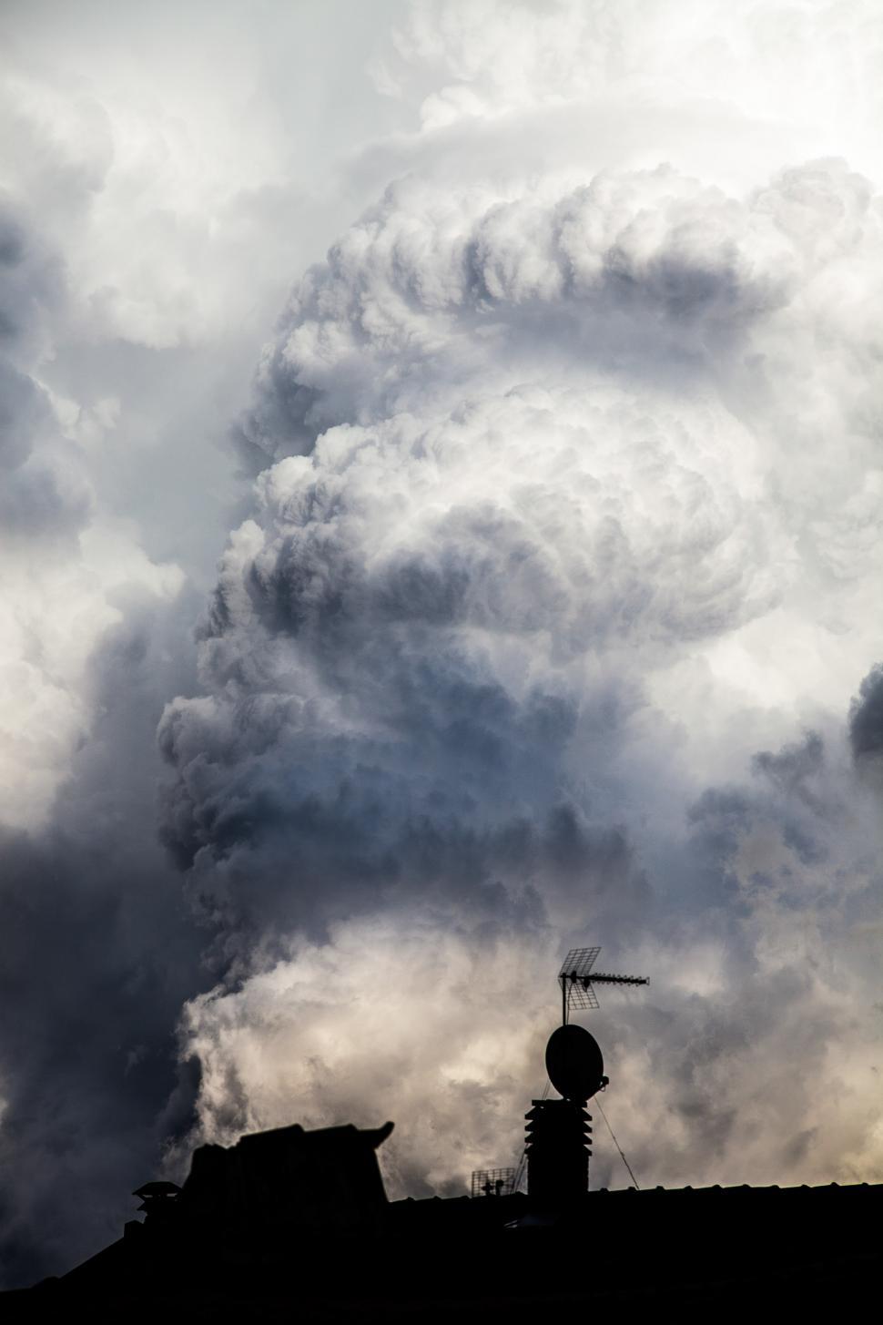 Free Image of Grey and white clouds  