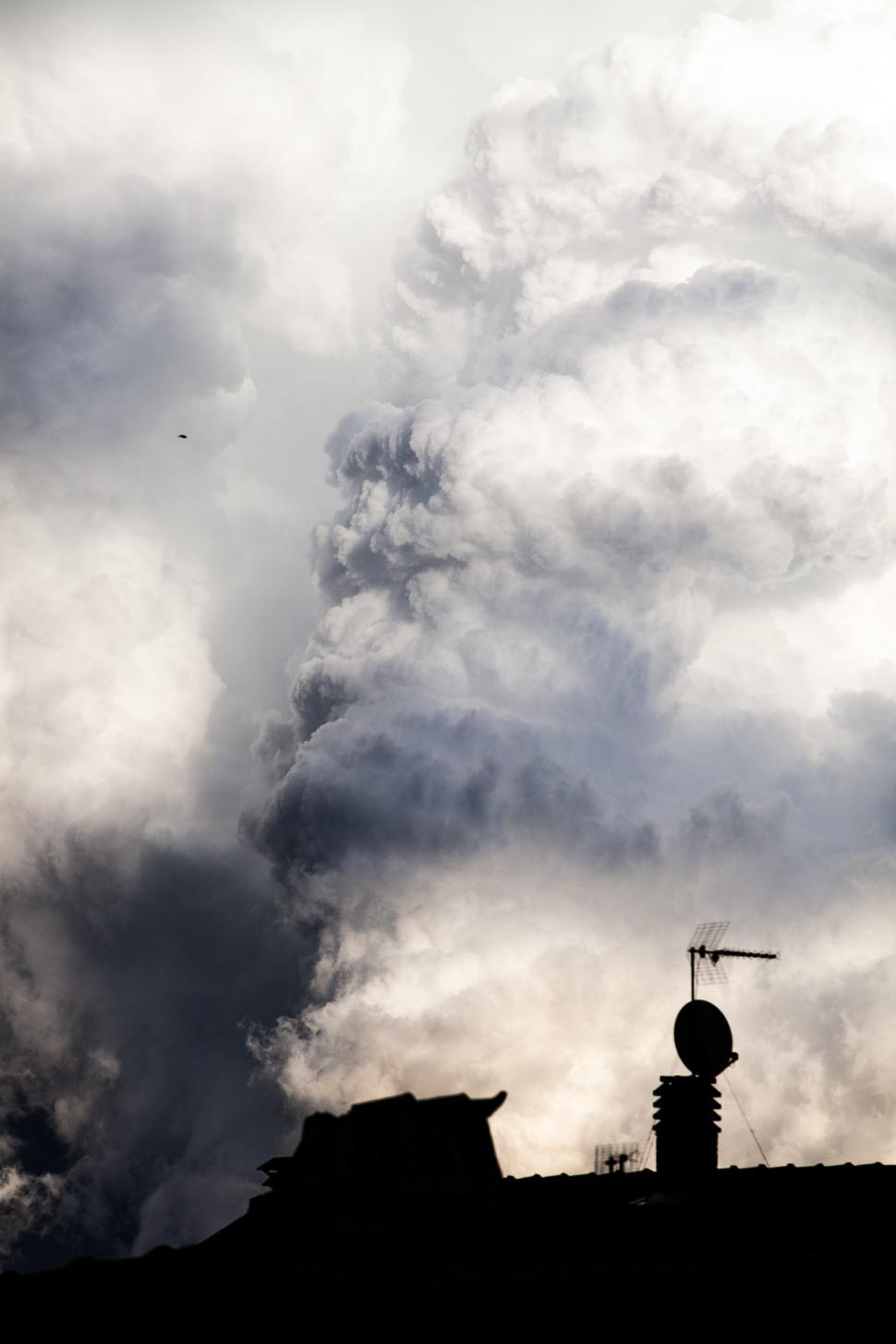 Free Image of Grey and white clouds 