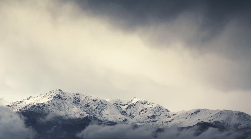 Free Image of Grey and white clouds 
