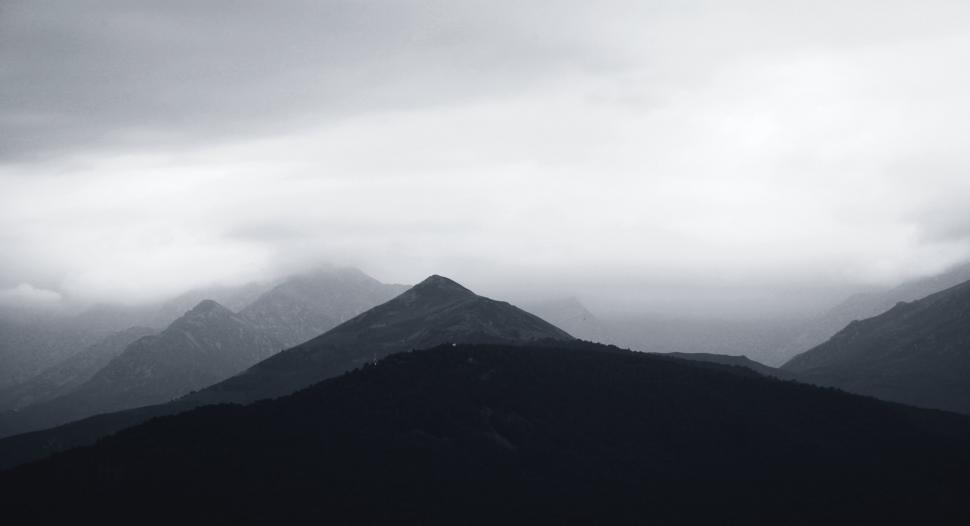 Free Image of Grey and white clouds 