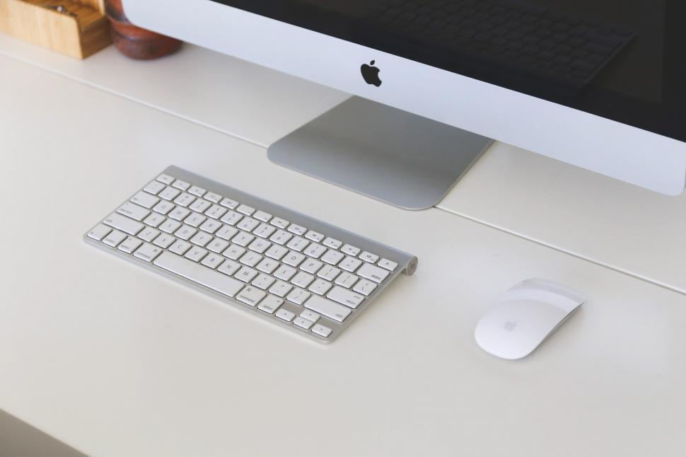 Free Image of Alluminum keyboard and mouse 