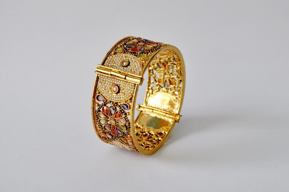 Free Image of Golden Bangle Clasp 