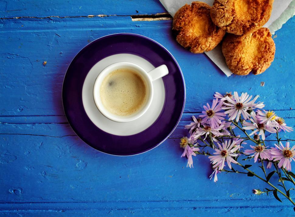 Free Image of Morning glory - A delicious coffee and cookie breakfast at the f 