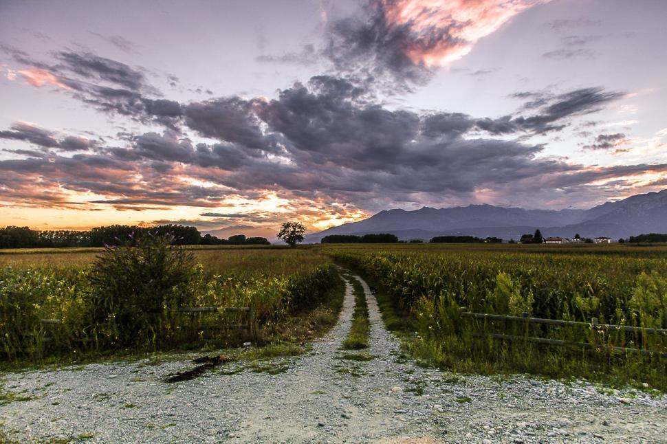 Free Image of Pastel sky with grey clouds 