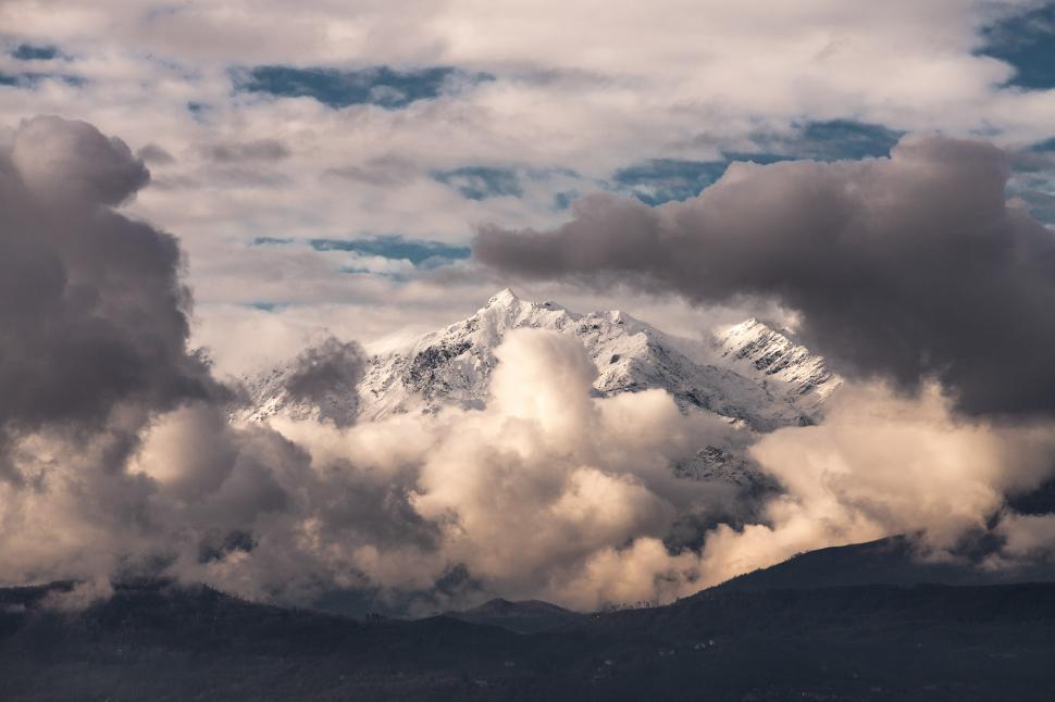 Free Image of White and grey clouds 