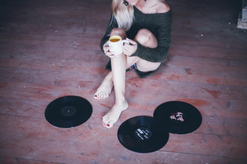 Free Image of A woman holding a cup of coffee 