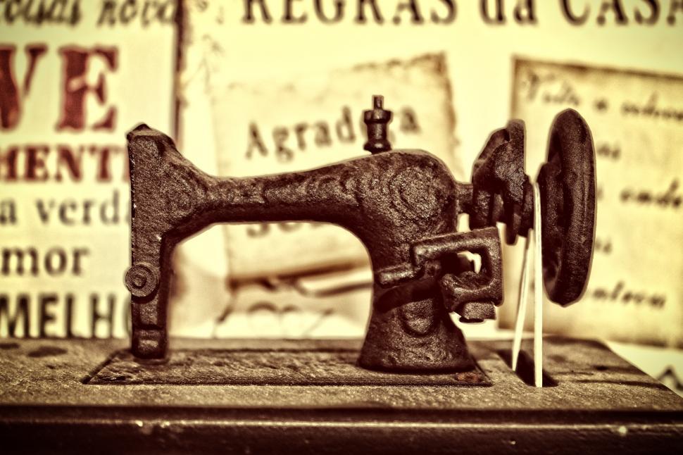 Free Image of Vintage sewing machine 