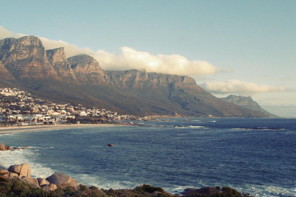 Free Image of Majestic Beach With Mountain Backdrop 