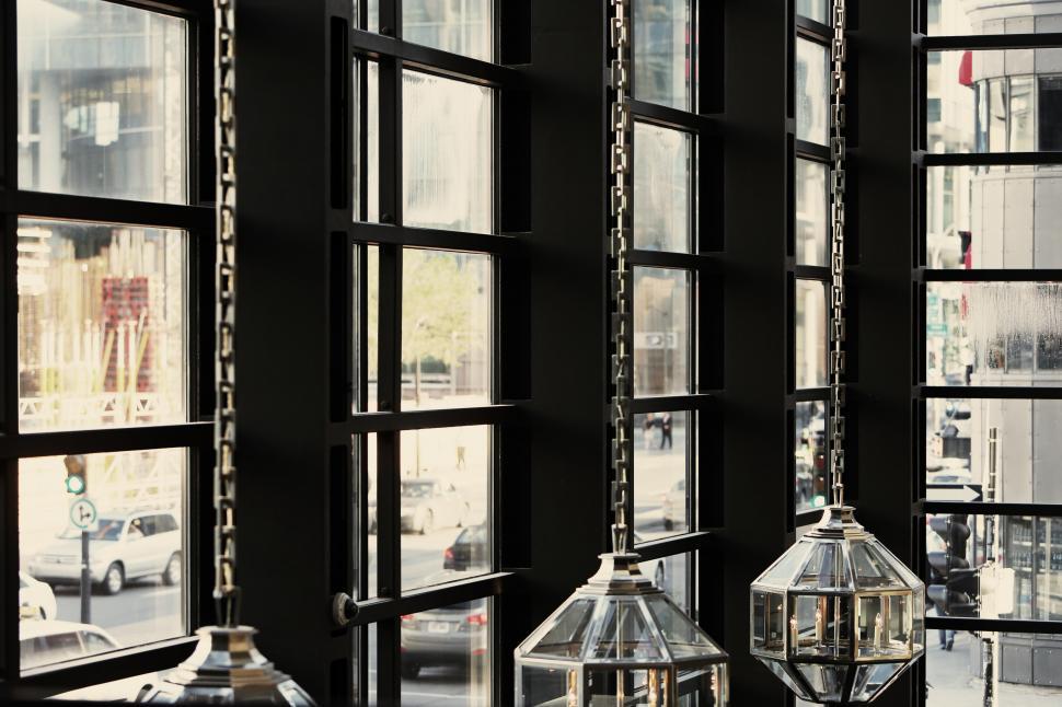Free Image of Two Lamps on Table 