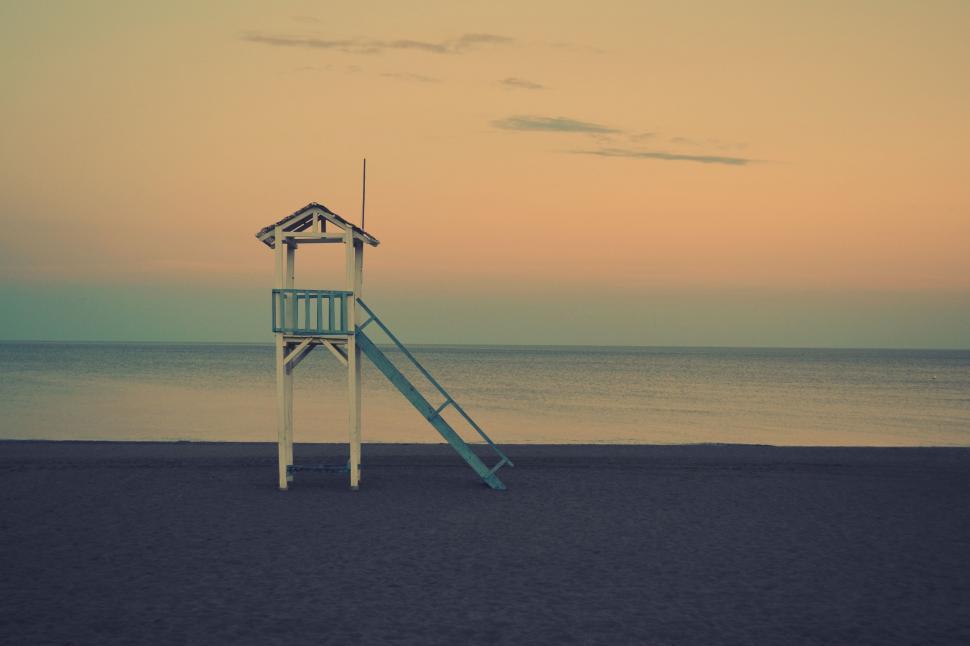 Free Image of Lifeguard Tower Overlooking Sandy Beach 