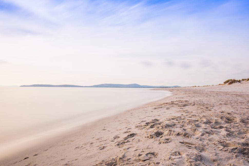Free Image of Sandy Beach Alongside Body of Water 