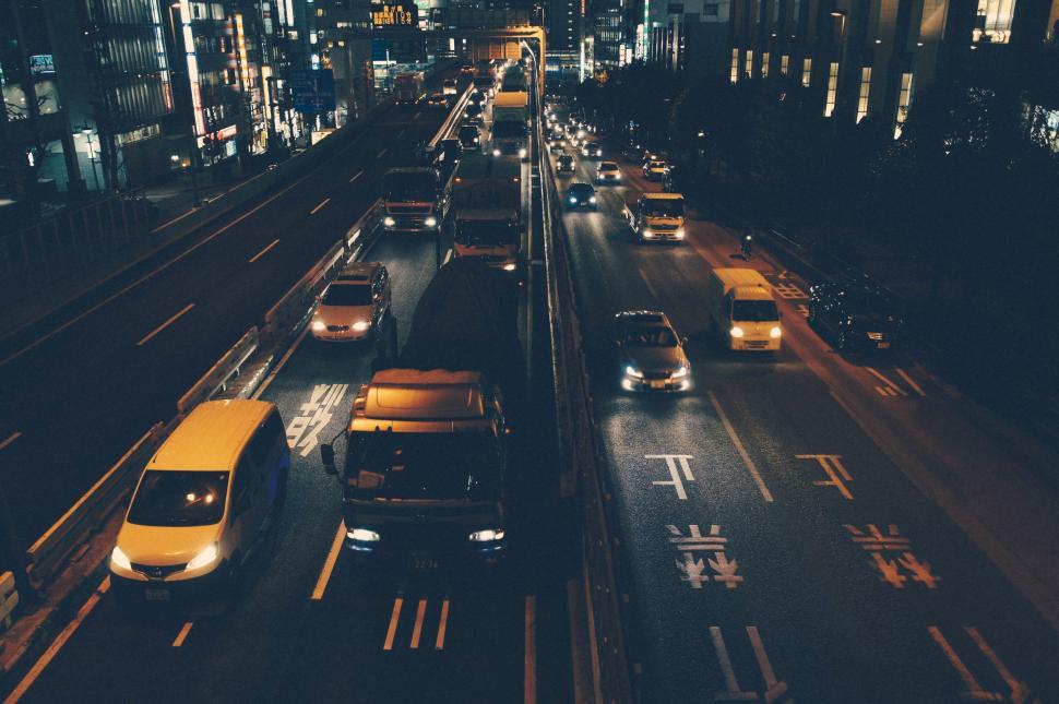 Free Image of Bustling City Street With Heavy Traffic at Night 