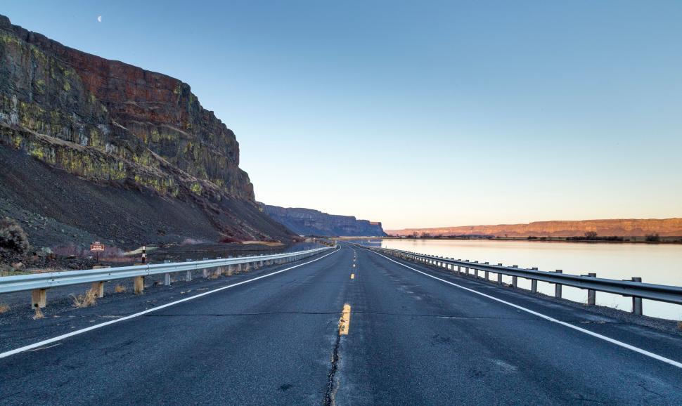 Free Image of Open Road With Mountain Background 