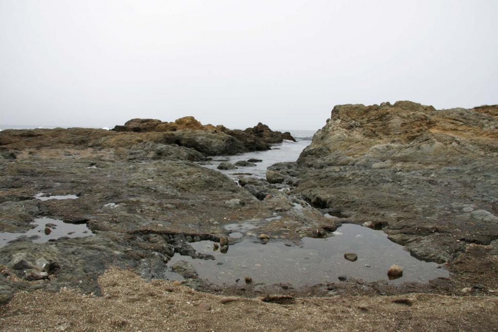 Free Image of Rocky beach 