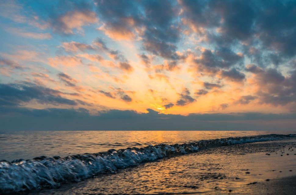 Free Image of Waves Rolling Into Shore at a Beach 