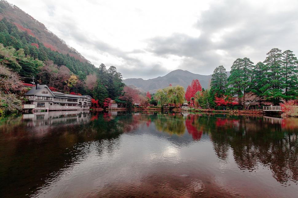 Free Image of Majestic Lake Surrounded by Trees and Mountains 