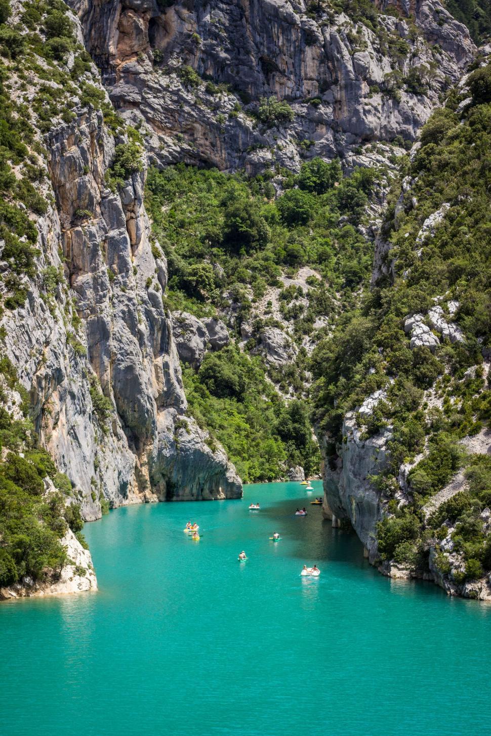 Free Image of Majestic Lake Surrounded by Mountains and Trees 