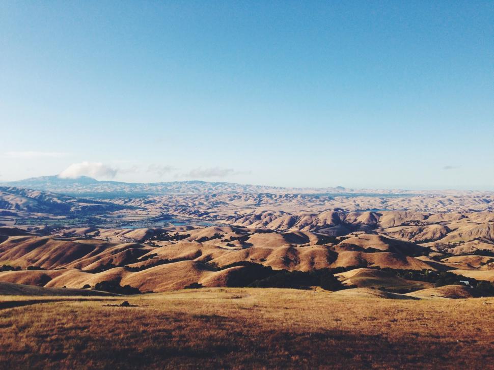 Free Image of Majestic Valley With Mountain Backdrop 