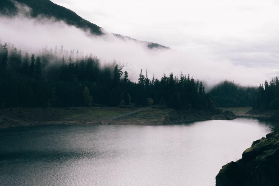 Free Image of Majestic Mountain Lake 