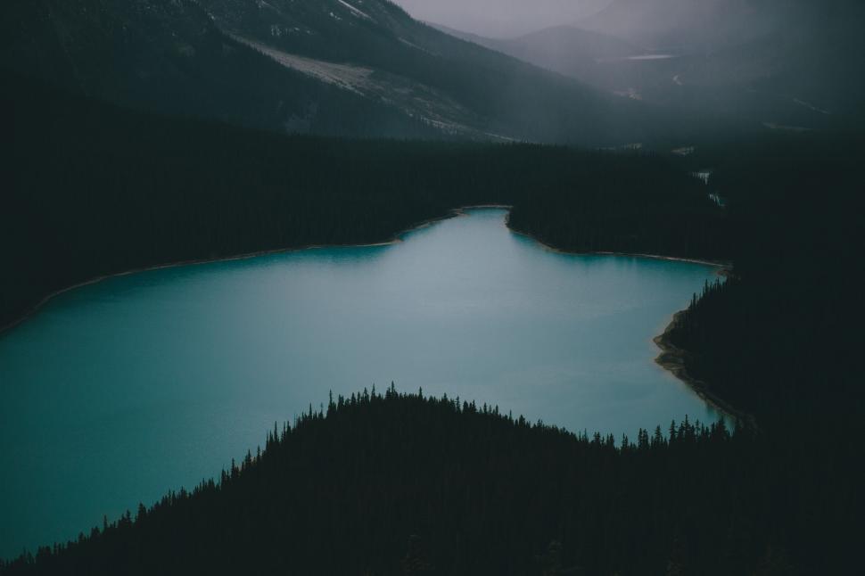 Free Image of Majestic Lake Surrounded by Mountains 