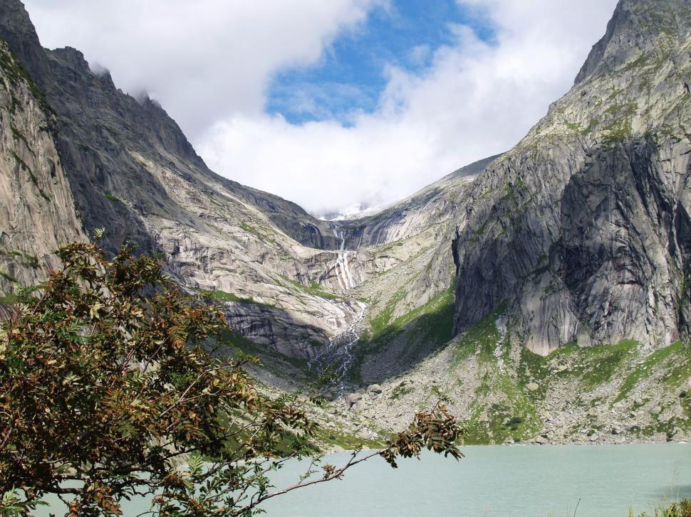 Free Image of Majestic Mountain Range Overlooking Serene Lake 
