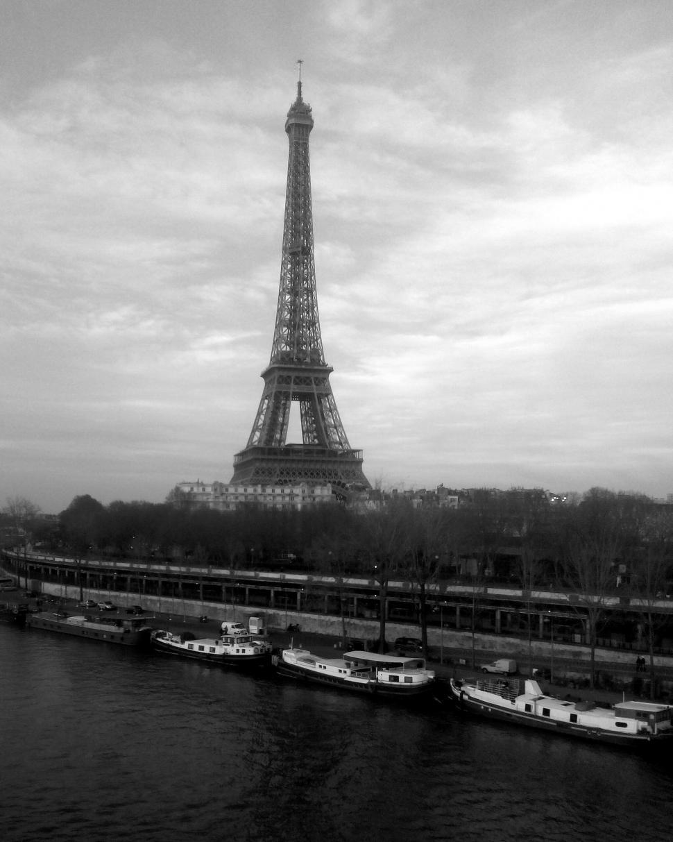 Free Image of Iconic Eiffel Tower in Black and White 