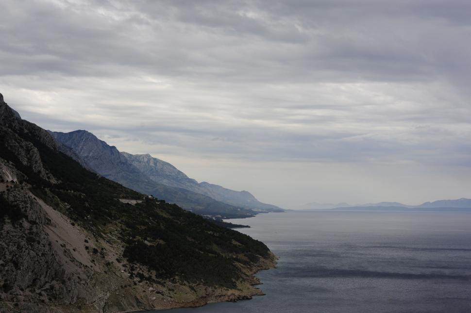 Free Image of Majestic Mountain Lake Surrounded by Peaks 