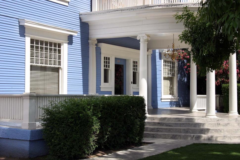 Free Image of Front of a historic house 