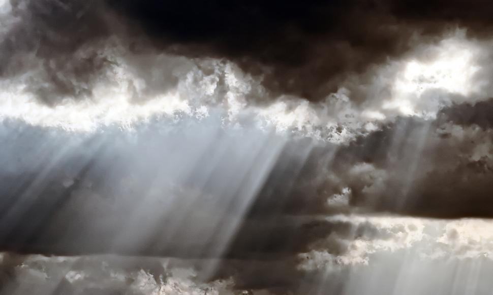 Free Image of Clouds with sunrays 