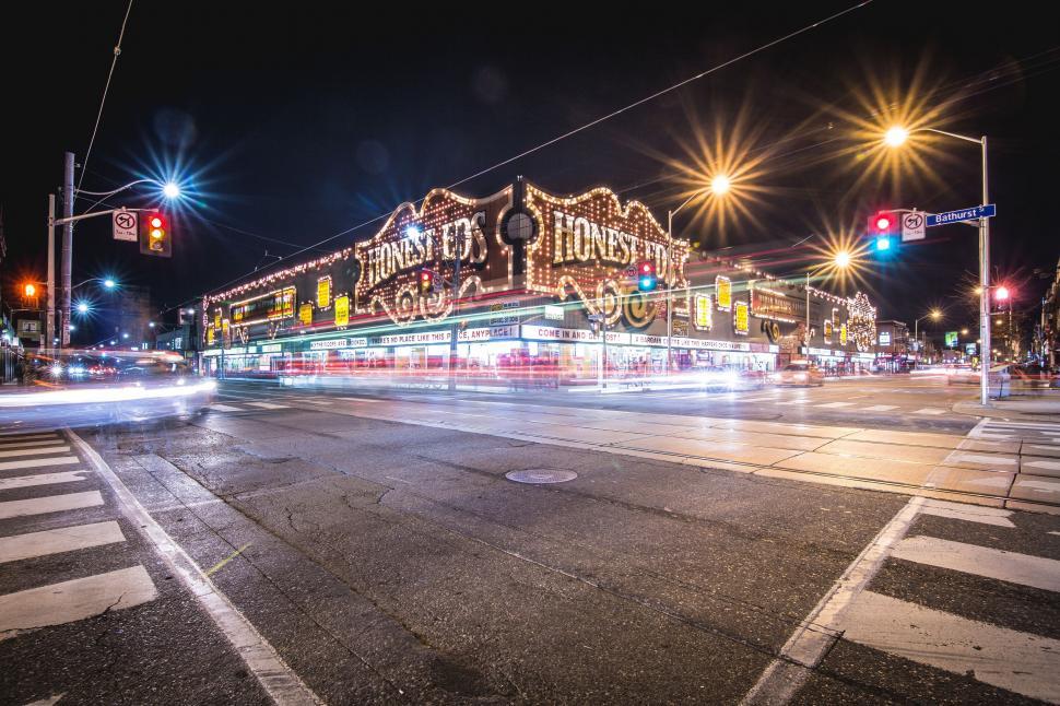 Free Image of City Street at Night With Traffic Lights 