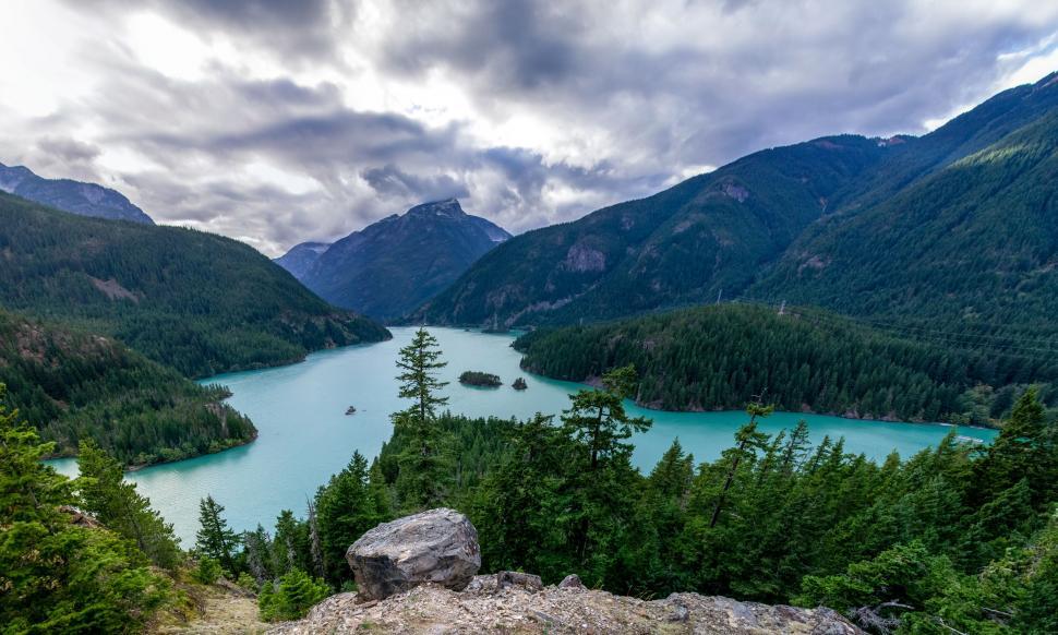 Free Image of Majestic Lake Surrounded by Mountains 