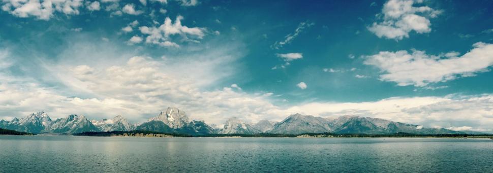 Free Image of Majestic Mountain Range Overlooking Lake 