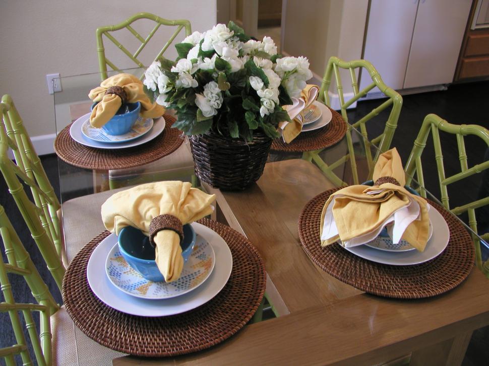 Free Image of Table and Place Setting 