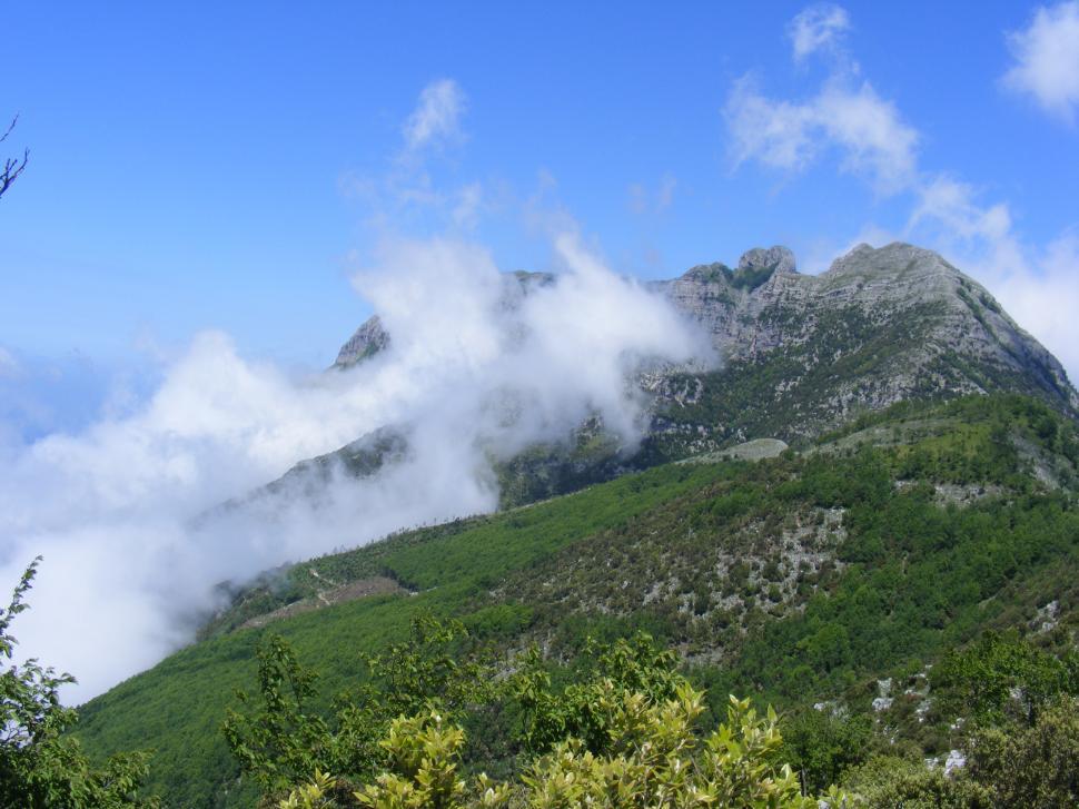 Free Image of Mountain peaks under the clouds  