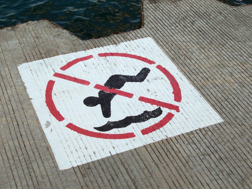 Free Image of No Diving 