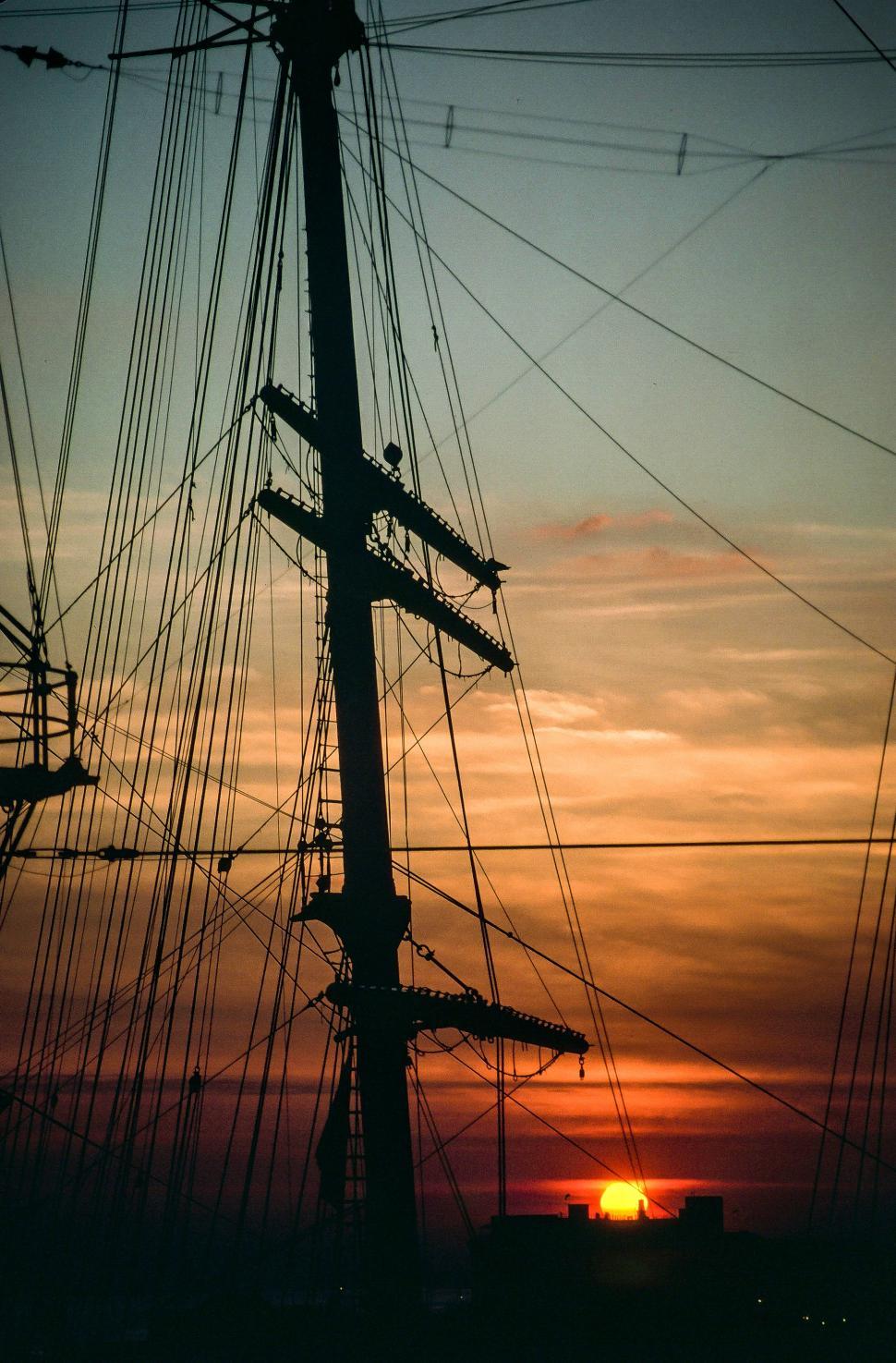 Free Image of Sailing Ship 