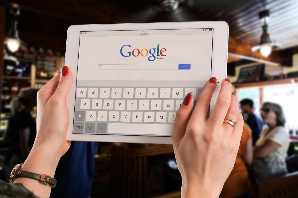 Free Image of Hands with tablet computer 