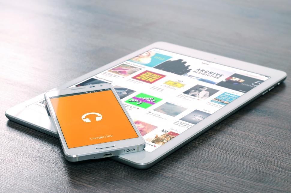 Free Image of Mobile devices of various sizes 
