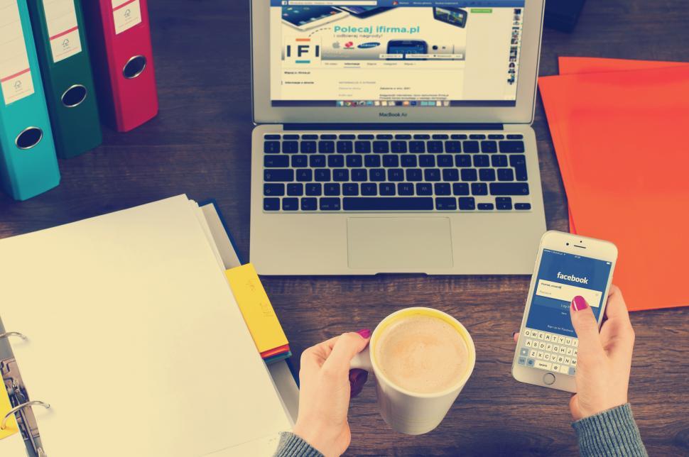 Free Image of Mobile user on social media 