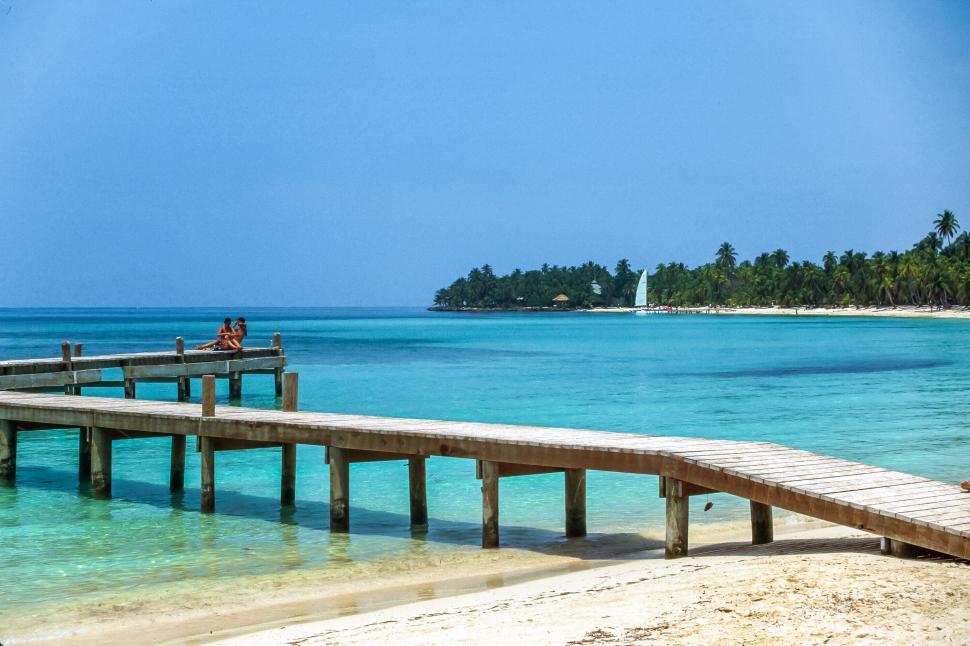 Free Image of Beach Walkway 