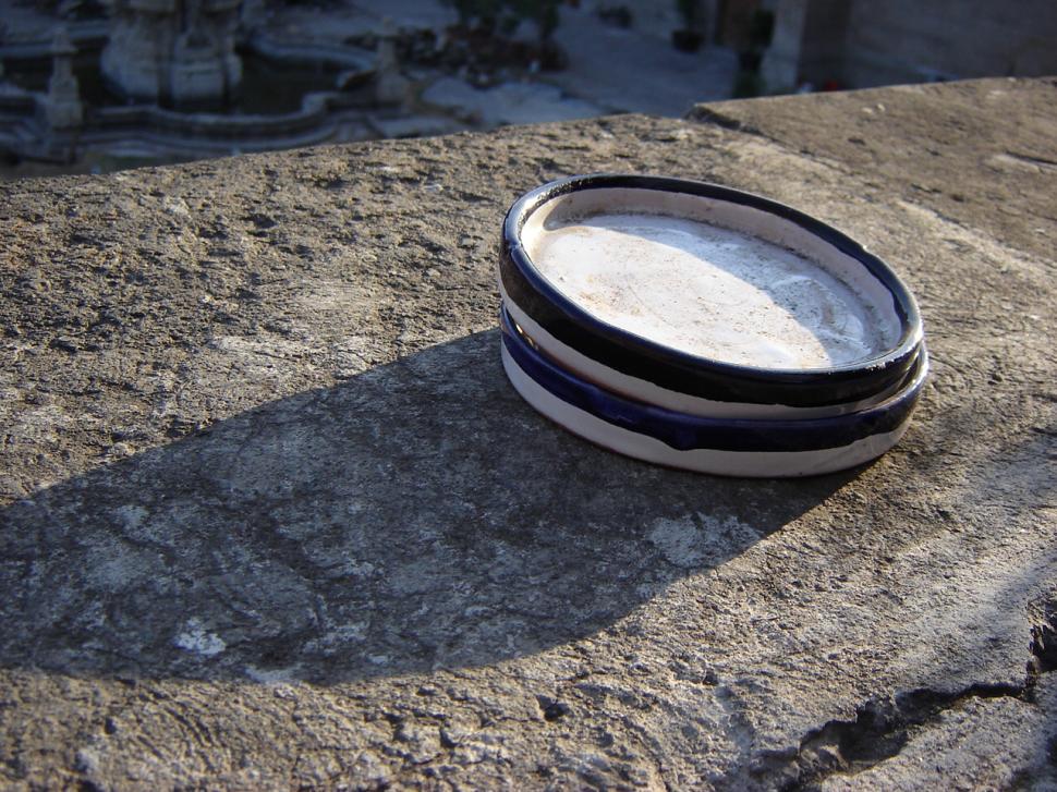 Free Image of empty plates 