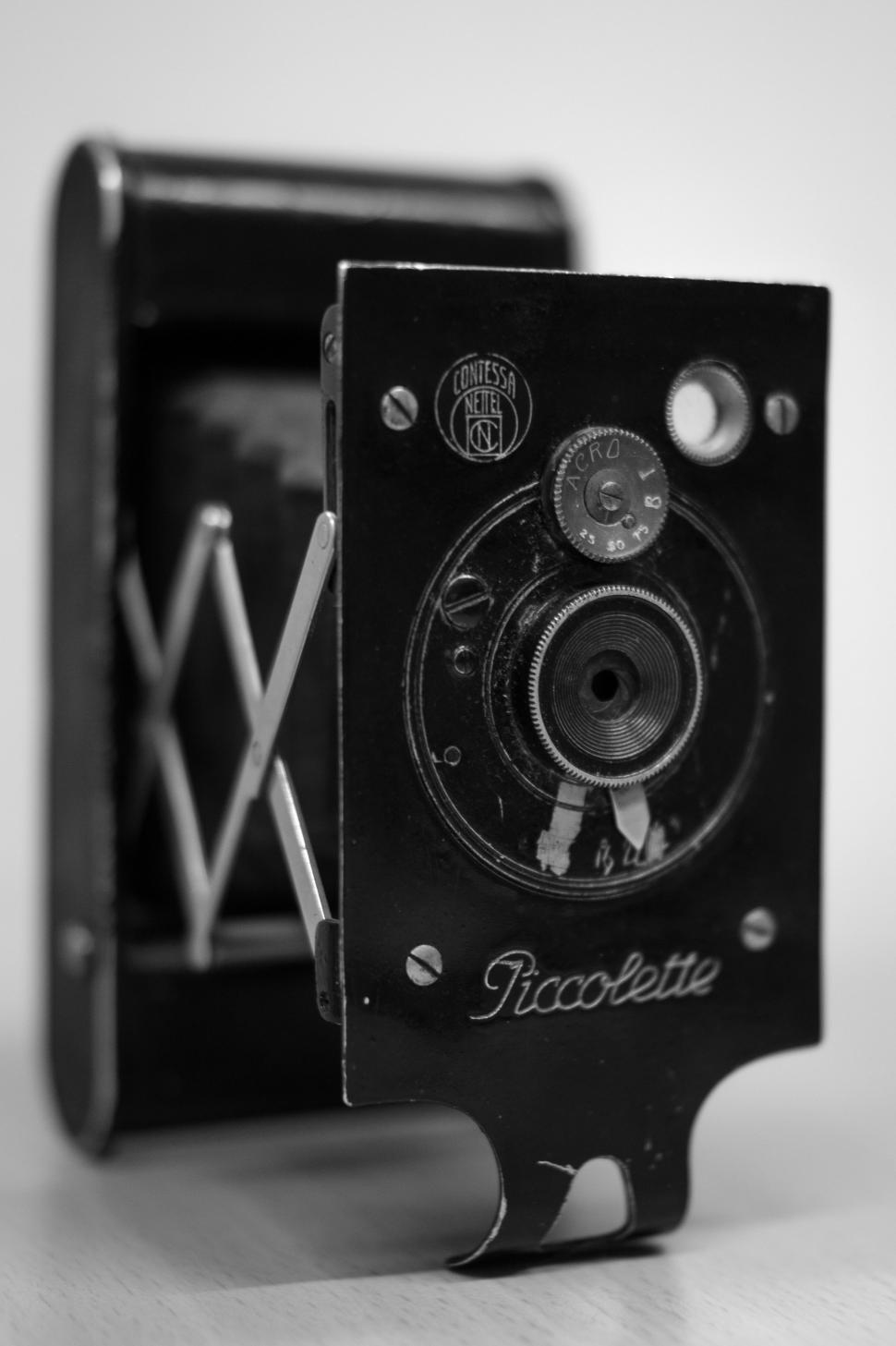 vintage-camera-in-black-and-white.jpg